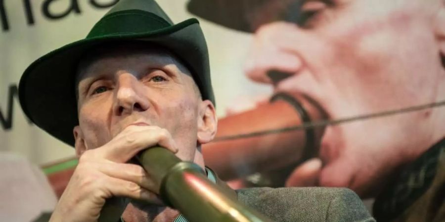 Der Sieger Thomas Soltwedel bei der 21. Deutschen Meisterschaft der Hirschrufer auf der Messe "Jagd & Hund". Foto: Bernd Thissen