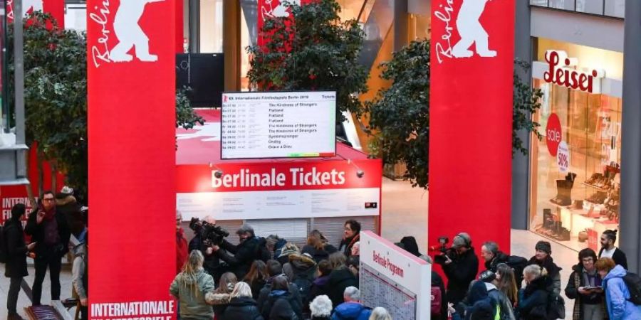 Filmfans stehen am Montagmorgen für Berlinale-Karten an. Foto: Jens Kalaene