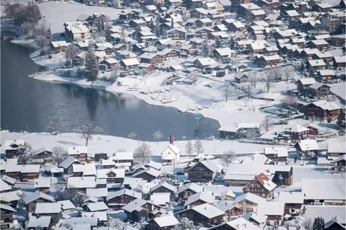 Schnee liegt im Dorf Lungern am Lungernsee im Kanton Obwalden. Am Wochenende wird das Wetter wechselhaft (Archiv). Foto: Urs Flueeler/KEYSTONE/dpa +++ dpa-Bildfunk +++ wetter