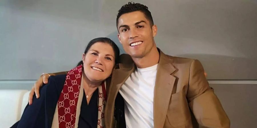 Cristiano Ronaldo hält seine Mutter im Arm.