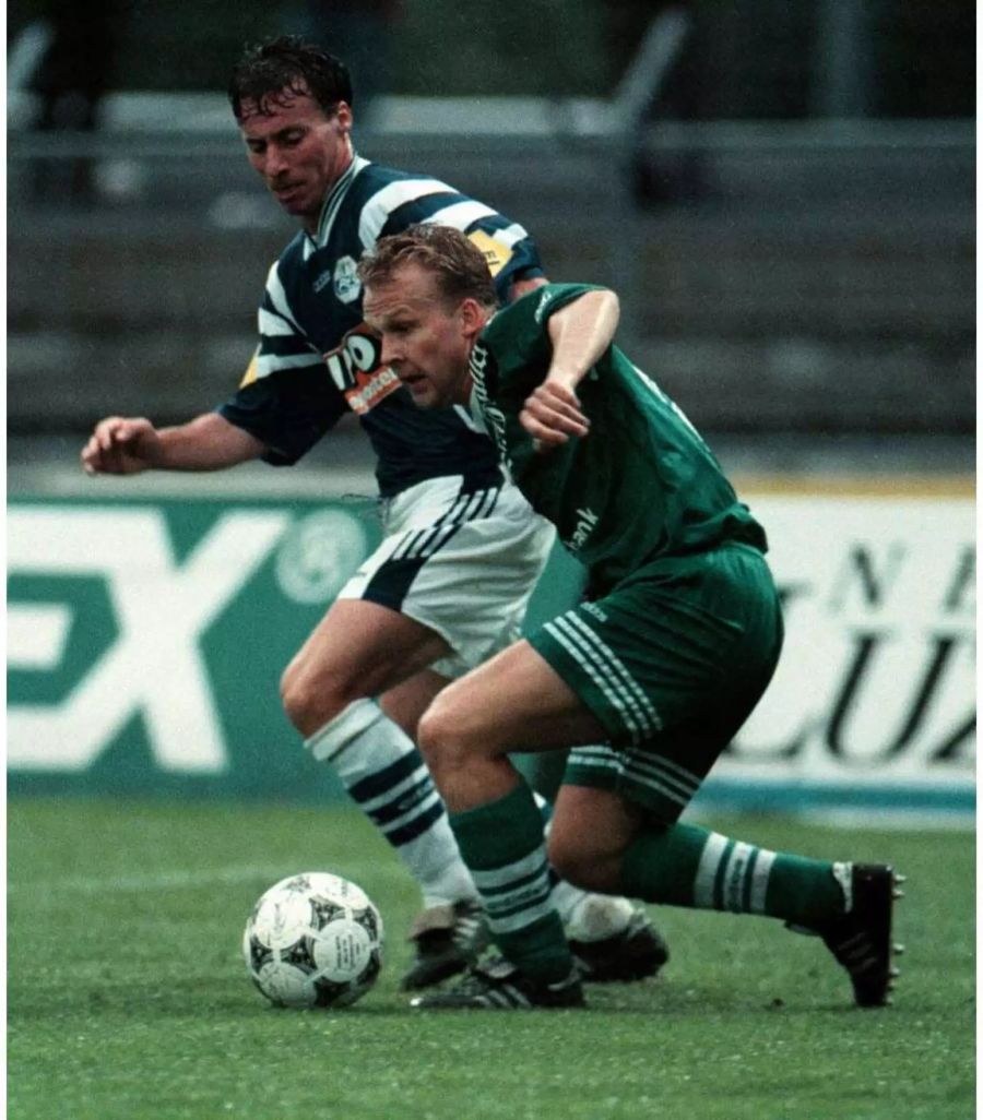 Thomas Wyss (hinten) führt 1997 einen Zweikampf gegen St. Gallen.