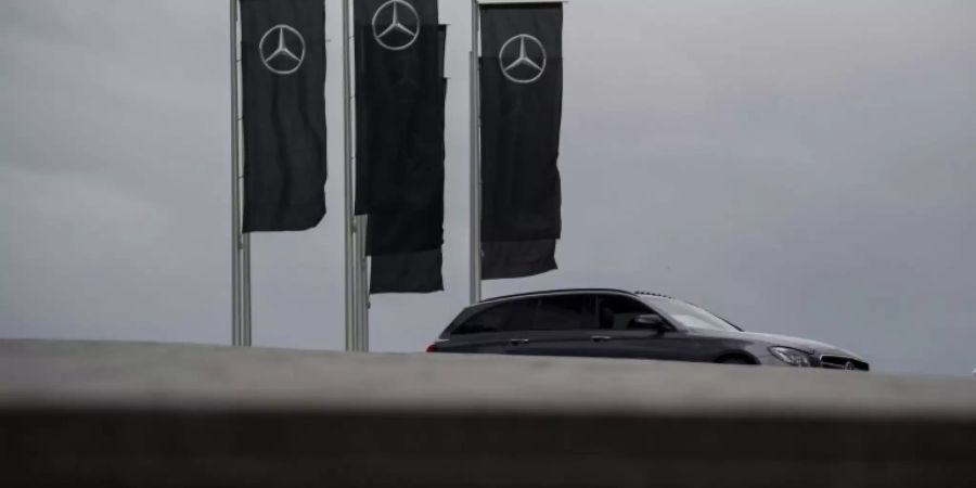 Auto und Fahnen von Daimler-Tochter Mercedes-Benz