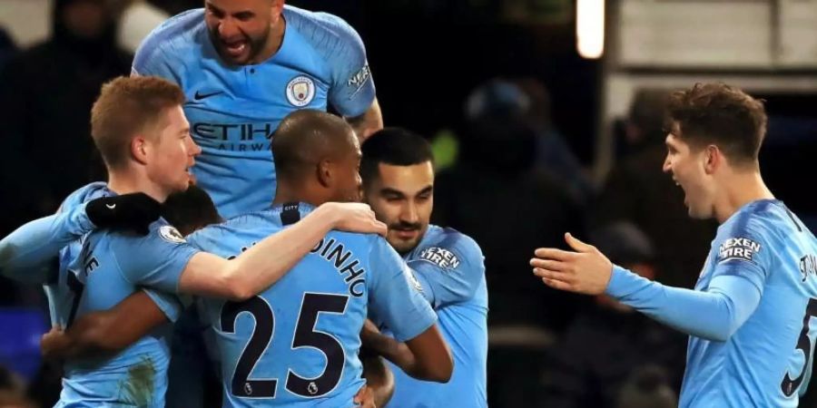 Die Spieler von Manchester City (2.v.l. Ilkay Gündogan) feiern den Sieg über den FC Everton. Foto: Peter Byrne/PA Wire