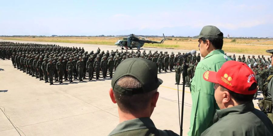 Maduro spricht mit Soldaten bei einer Militärübung.
