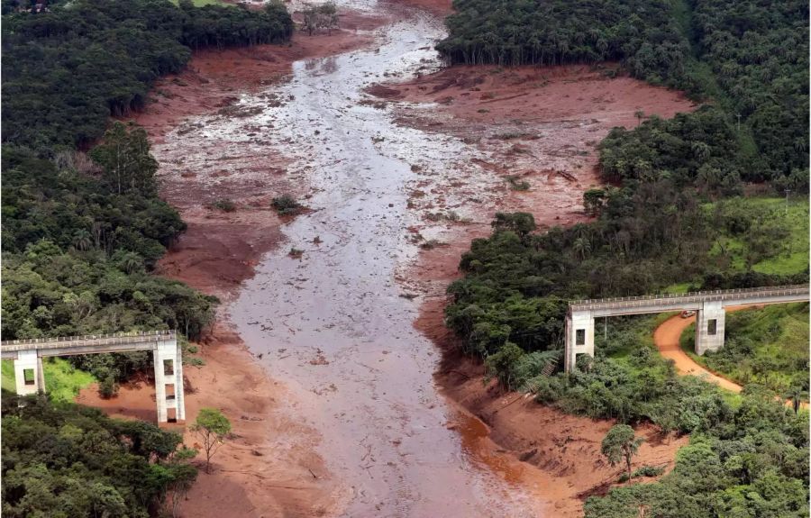 Eine Luftaufnahme zeigt eine zerstörte Brücke nach dem Dammbruch an ei