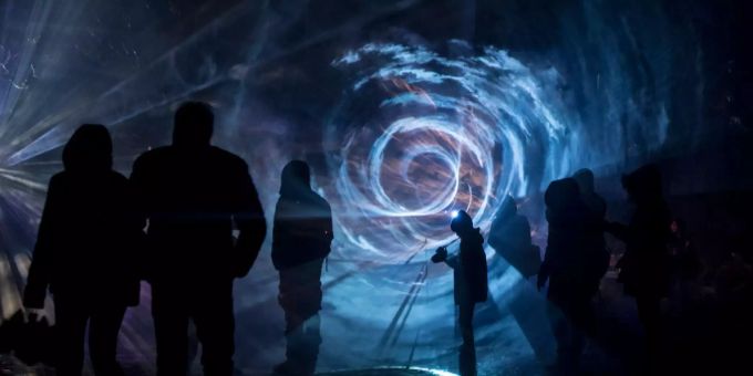 Die dritte Ausführung des Lichtfestivals endete am Sonntag. Ein Künstler präsentiert seine Installation.
