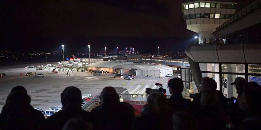 Die Landung in Berlin wurde von vielen Schaulustigen beobachtet.