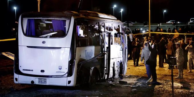 Sicherheitskräfte stehen nach einem Bombenanschlag auf einen Bus am Anschlagsort. Nach einem Bombenanschlag auf einen Bus in Ägypten.