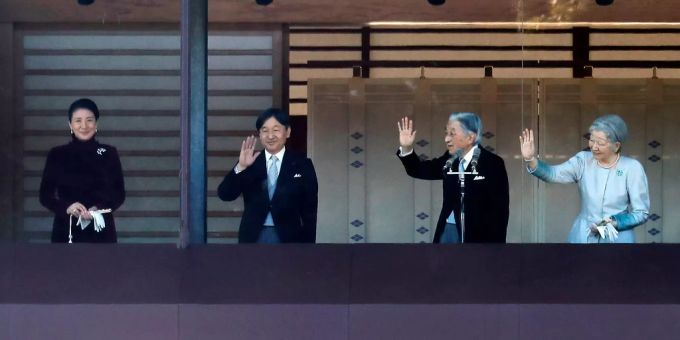 Der zukünftige und der amtierende Kaiser: am 1. April erfährt das japanische Volk die Herrschaftsdevise von Naruhito (zweiter von Links). Die japanische Kaiserfamilie.