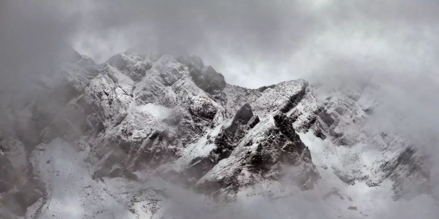 DEUTSCHLAND NEUSCHNEE IN DEN ALLGÄUER ALPEN