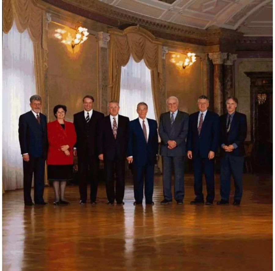 Der Gesamtbundesrat 1996 (von links nach rechts): Bundeskanzler François Couchepin, Bundesrätin Ruth Dreifuss, Bundesrat Adolf Ogi, Bundesrat Arnold Koller, Bundespräsident Jean-Pascal Delamuraz, Bundesrat Flavio Cotti, Bundesrat Kaspar Villiger, Bundesrat Moritz Leuenberger.