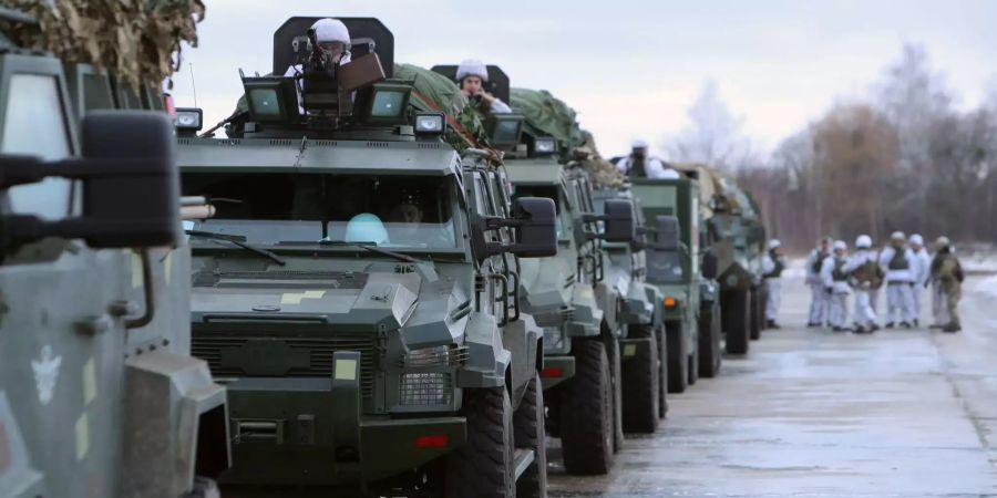 Ukrainische Fallschirmjäger in Wintertarnanzügen.