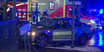Der Screenshot von einem Video zeigt ein Auto, das nach einem Unfall a