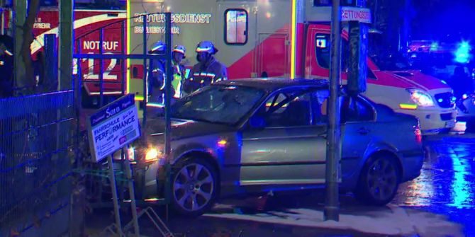 Der Screenshot von einem Video zeigt ein Auto, das nach einem Unfall a
