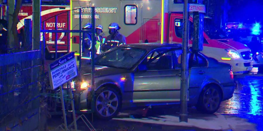 Der Screenshot von einem Video zeigt ein Auto, das nach einem Unfall a