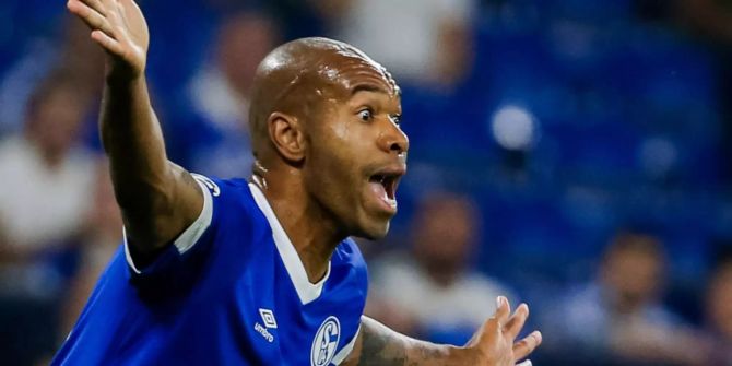 Schalkes Naldo gestikuliert.