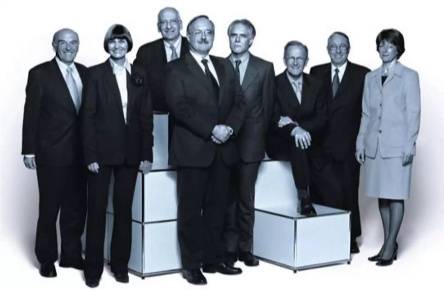 Der Gesamtbundesrat 2005 (von links nach rechts): Bundesrat Hans-Rudolf Merz, Bundesrätin Micheline Calmy-Rey, Bundesrat Pascal Couchepin, Bundespräsident Samuel Schmid, Bundesrat Moritz Leuenberger, Bundesrat Joseph Deiss, Bundesrat Christoph Blocher, Bundeskanzlerin Annemarie Huber-Hotz.