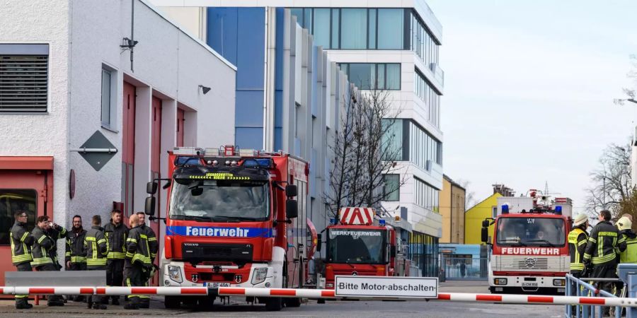 Feuerwehrmänner stehen auf dem Firmengelände von Premium Aerotec.