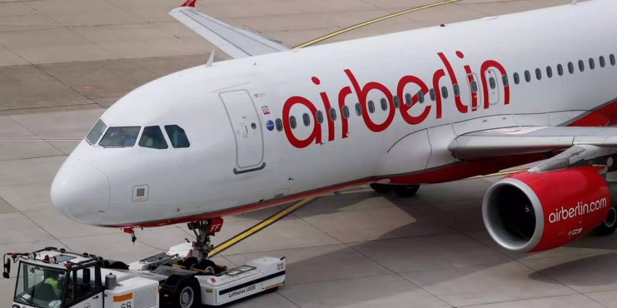 Ein Air Berlin-Flugzeug wird am Flughafen eingewiesen.