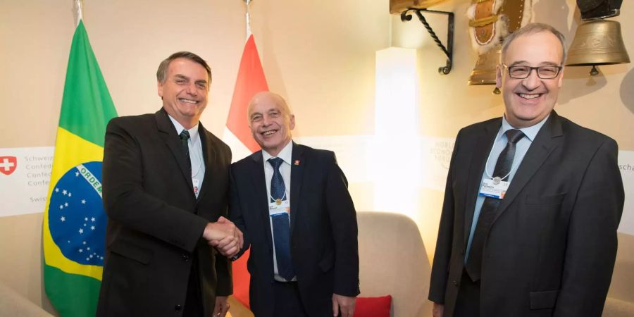 Jair Bolsonaro und Ueli Maurer schütteln die Hand.