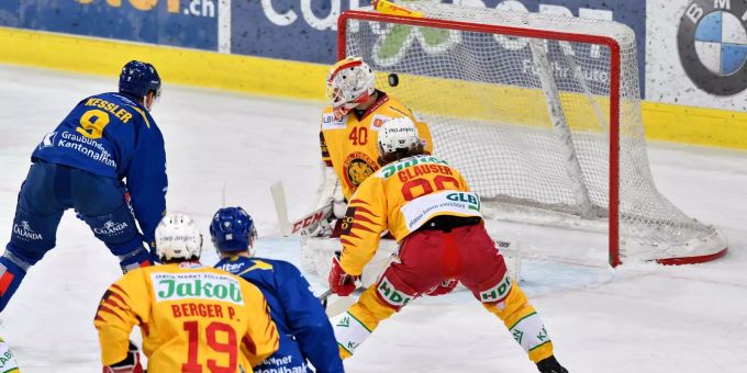 Der Davoser Tino Kessler trifft gegen SCL Tigers-Goalie Damiano Ciaccio zum 2:1. SCL Tigers HC Davos