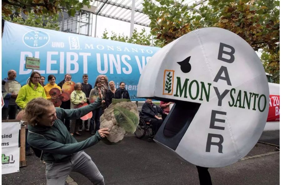 In Leverkusen protestierten Demonstranten gegen die geplante Übernahme des US-Konzerns Monsanto durch Bayer.