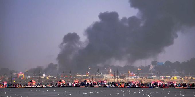 Am Pilgerfest Kumbh Mela in Indien sind einen Tag vor beginn des Festes mehrere Feuer ausgebrochen. Rauch über der Zeltstadt