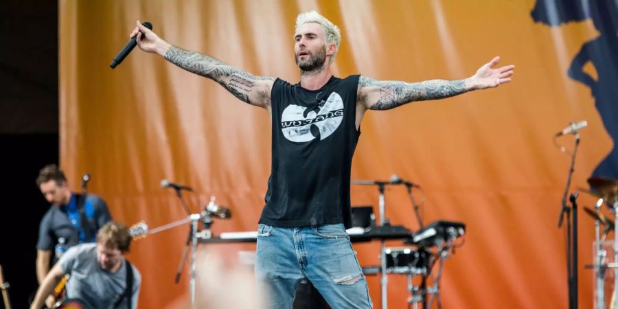 Adam Levine singt auf einer Bühne in New Orleans.