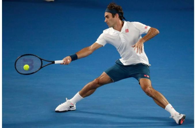 Roger Federer spielt bei den Australian Open in Melbourne gegen den Amerikaner Taylor Fritz. (AP Photo/Kin Cheung) Roger Federer