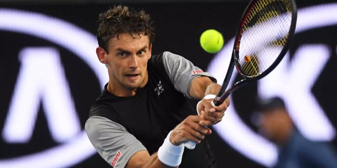 Henri Laaksonen schlägt eine Rückhand gegen Alex de Minaur Henri Laaksonen schlägt eine Rückhand gegen Alex de Minaur