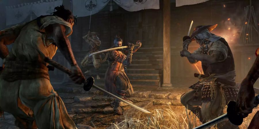 Sekiro steht in Sekiro: Shadows Die Twice mehreren Samurai gegenüber.