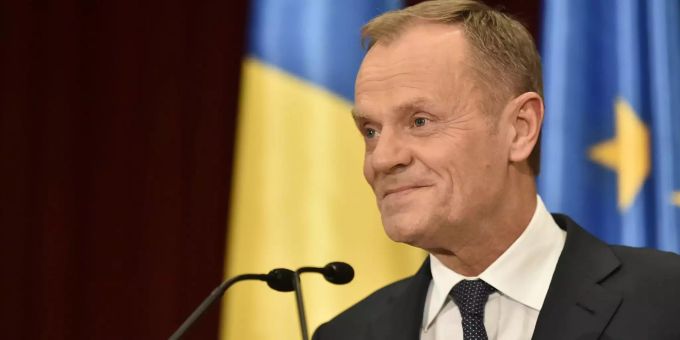 Donald Tusk betont die Wichtigkeit des europäischen Zusammenhalts. Donald Tusk hält eine Rede in Bukarest.