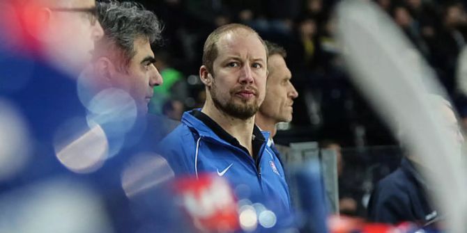 Matthias Seger steht an der Bande des ZSC