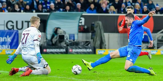 Hoffenheims Ishak Belfodil scheitert an Mainz-Goalie Robin Zentner.