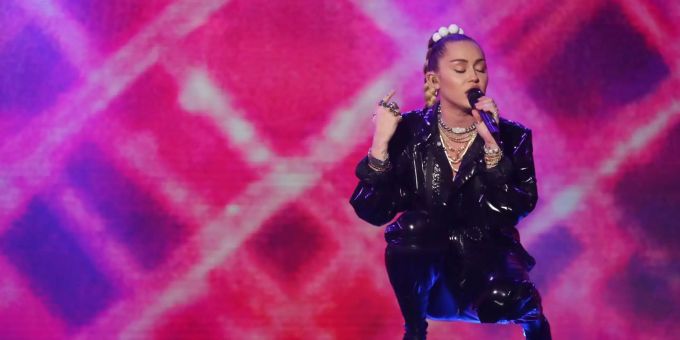 Die US-Sängerin Miley Cyrus singt während der Dreharbeiten für die Graham Norton Show im BBC Studioworks 6 Television Centre. Miley Cyrus singt während der Dreharbeiten für die Graham Norton Show.