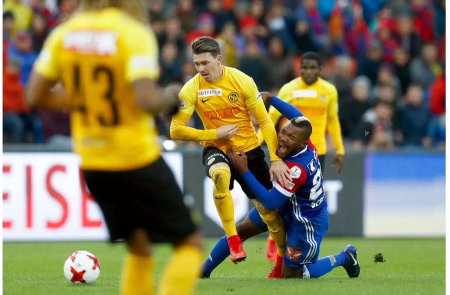 Lange war die Meisterschaft zur Winterpause nicht mehr so spannend wie in diesem Jahr. Abo-Meister Basel hat sich nach harzigem Start zwar gefangen, liegt aber nach wie vor zwei Punkte hinter Wintermeister YB, die in dieser Saison einen sehr souveränen Eindruck machen. Zehn Punkte dahinter folgt der Aufsteiger FCZ – und dann geht es schon Schlag auf Schlag: Nur acht Punkte trennen die Zürcher vom Vorletzten aus Luzern. Dazwischen haben alle Teams Chancen auf das europäische Geschäft – spüren aber auch die Nähe zur Abstiegszone. Dem letztplatzierten Sion fehlen drei Punkte zum rettenden Ufer.