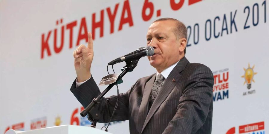 Erdogan spricht vor Anhängern der AKP im westanatolischen Kütahya.