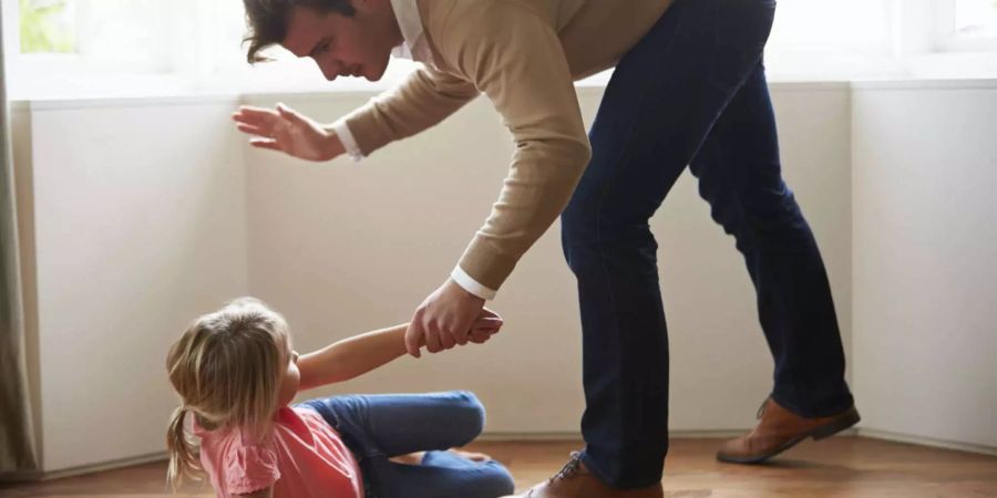 Ein Vater misshandelt seine Tochter (Symbolbild). Bild: iStock