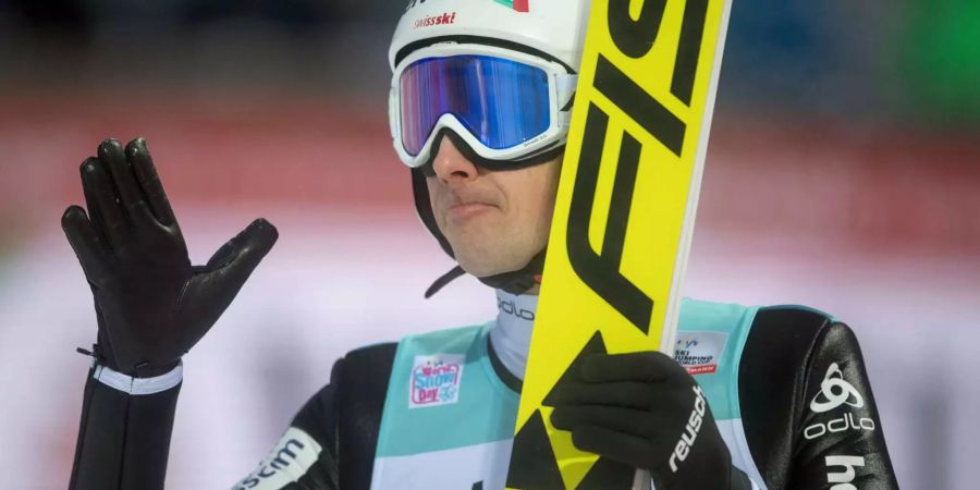 Simon Ammann qualifiziert sich als Dritter für das Finale in Bischofshofen.