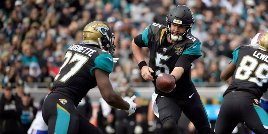 Jacksonville Jaguars Quarterback Blake Bortles bei der Ballübergabe zu Leonard Fournette.