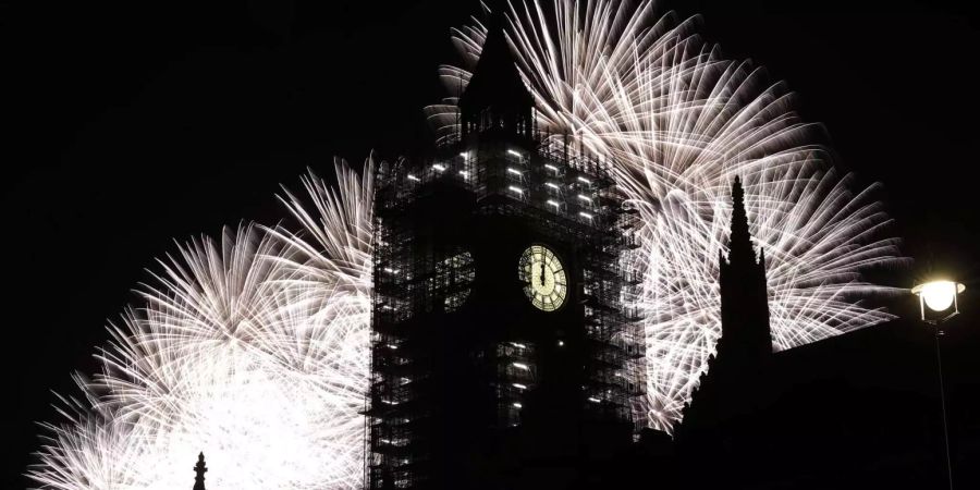 Das Feuerwerk in London mit «Big Ben» im Vordergrund.