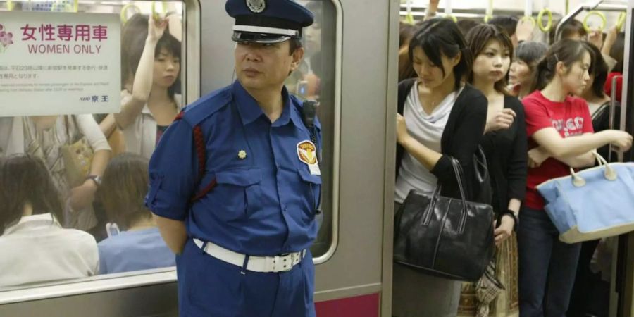 In den überfüllten Zügen Japans sind Frauen ein leichtes Ziel von Grapschereien.