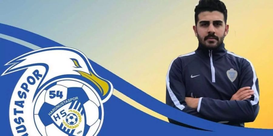 Ömer Faruk Kiroglu posiert für seinen neuen Verein Harunustaspor.