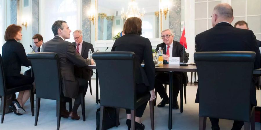 Staatssekretärin Pascale Baeriswyl (l.) mit Bundesrat Ignazio Cassis (2.v.l.) und Bundespräsidentin Doris Leuthard (2.v.l.) am EU-Verhandlungstisch mit Kommissionspräsident Jean-Claude Juncker.