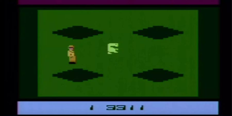 E.T. hat nicht nur Film- sondern auch Gamegeschichte geschrieben. Das Spiel für die Atari 2600 floppte derart, dass es bis heute von vielen Gamern als schlechtestes Spiel ever abgestempelt wird. Atari hat dabei E.T. the Extra-Terrestrial gross angekündigt mit einem aufwendigen Weihnachts-TV-Spot. Die Entwickler dachten, das Spiel würde unter jedem Weihnachtsbaum landen, da die Filmvorlage als Katalysator diente. Innerhalb von fünf Monaten entwickelt, erblickte das Spiel pünktlich vor Weihnachten 1983 das Flimmern der Röhrenfernsehern. Nur um dann als spielerisches Desaster zu existieren, das von der populären Popkultur über Jahre hinweg gehänselt wurde. Fun Fact: Millionen unverkaufte Module wurden in der Wüste von New Mexico vergraben, gab vor ein paar Jahren ein Atari-Manager zu.