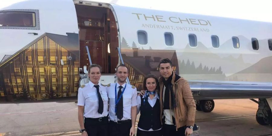 Souvenir-Foto für die Crew des Jets mit Cristiano Ronaldo.