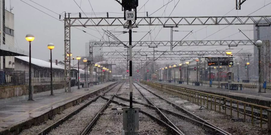 Pendler müssen an den kalten Bahnhöfen ausharren (Symbolbild).