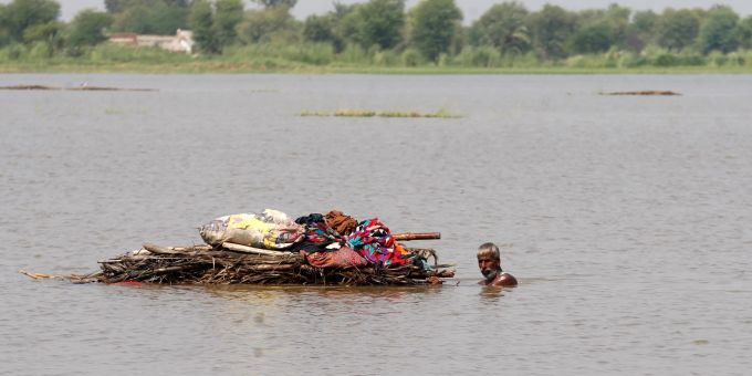 Ein Mann transportiert brauchbare Habseligkeiten aus seinem von der Flut zerstörten Haus in Shikarpur in Südostpakistan. pakistan überflutung