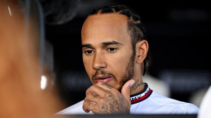 Bleibt bei seinem Crash in Runde 1 des Grossen Preises von Belgien ohne Verletzung: Lewis Hamilton. Lewis Hamilton Formel 1