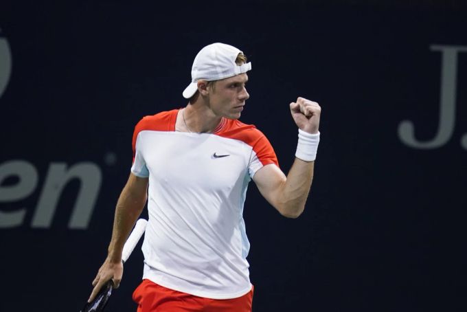 Denis Shapovalov – Viertelfinalist von 2020 – kämpft sich durch seine Startrunde an den US Open gegen Marc-Andrea Hüsler. Denis Shapovalov